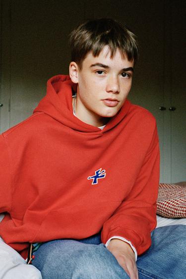 BLUZË ME KAPUÇ DHE ARNA - Ngjyrë tjegulle nga Zara