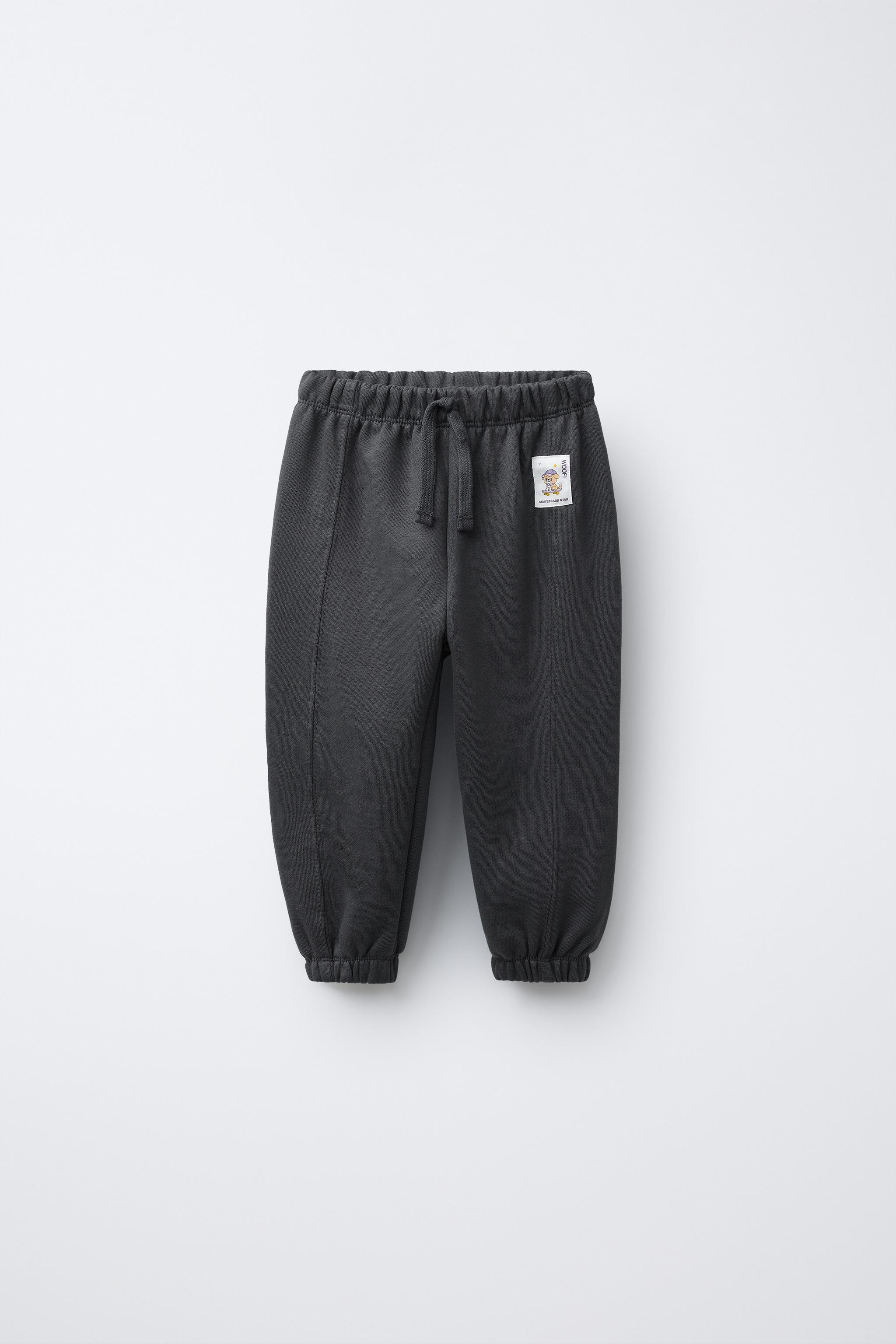 PANTALON JOGGER EN MOLLETON AVEC ÉTIQUETTE