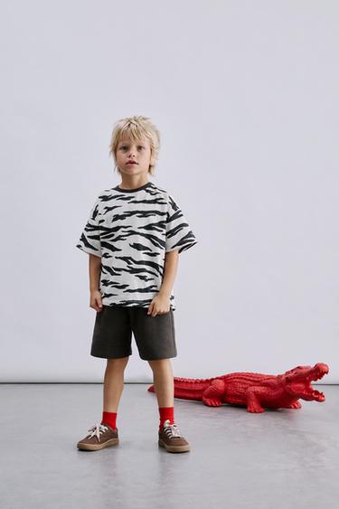 طقم JOGGING تي شيرت وبرمودا بنقشة حمار وحشي - رمادي أنثراسايت by Zara