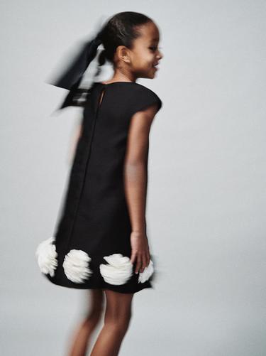 VESTIDO SATÉN FLORES - Negro de Zara