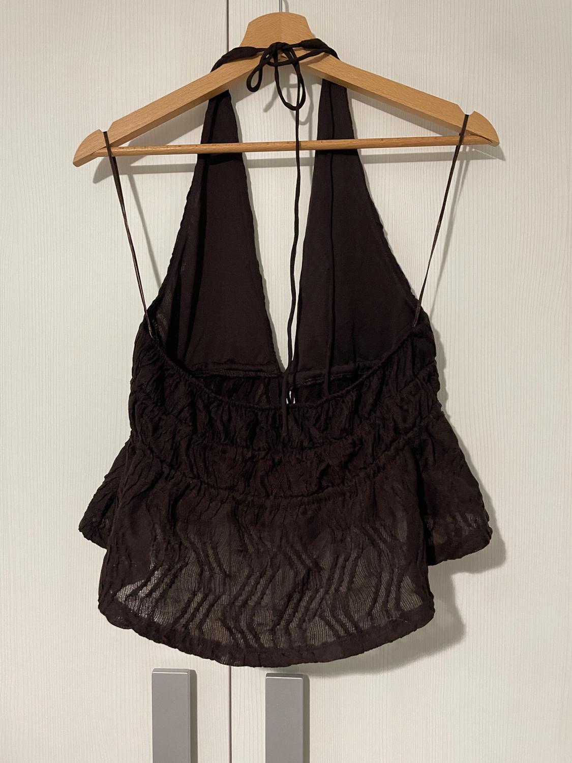 TOP MARRÓN CON ESCOTE HALTER - Image 2