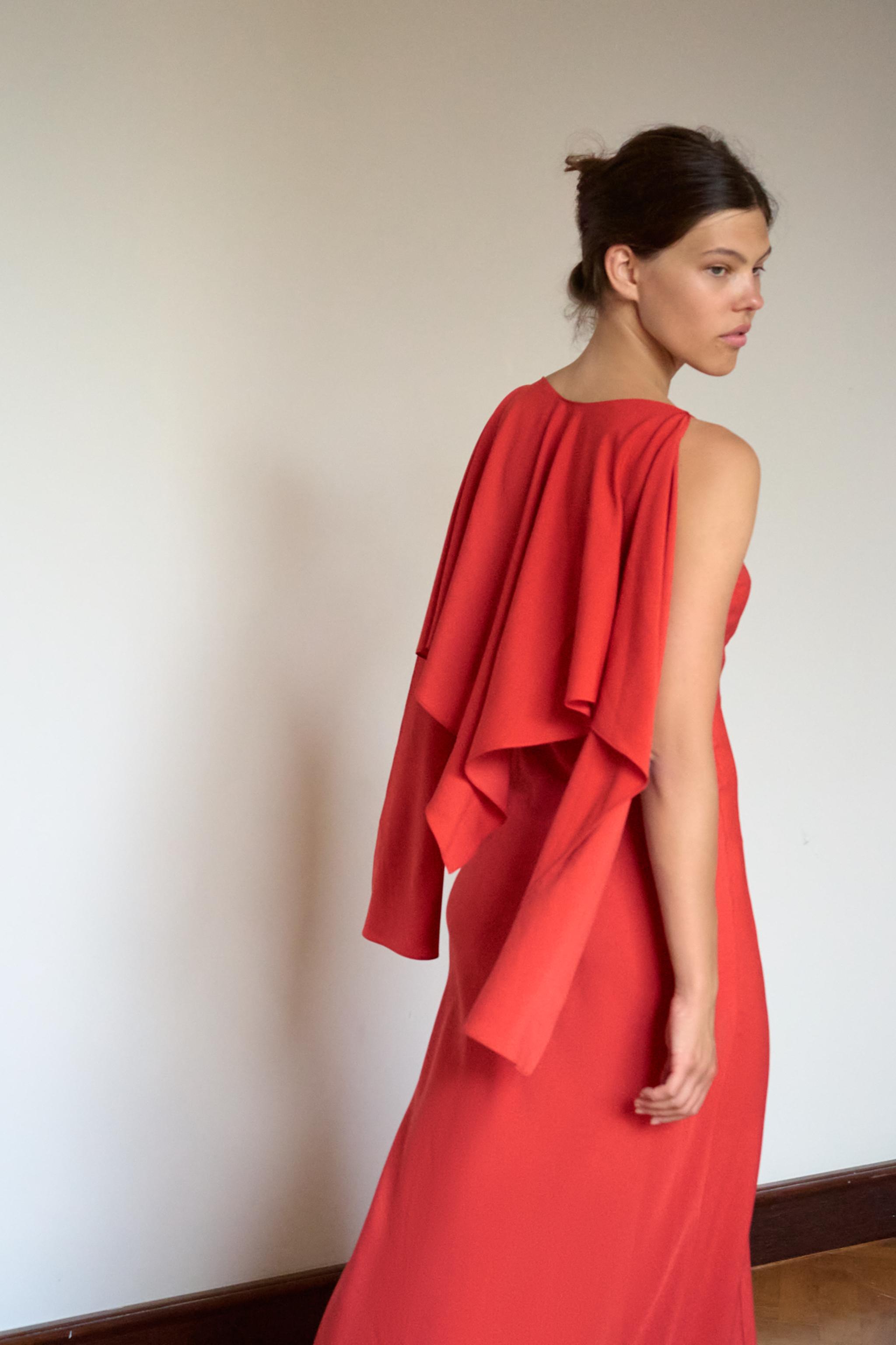 ROBE LONGUE EN GEORGETTE À CAPE