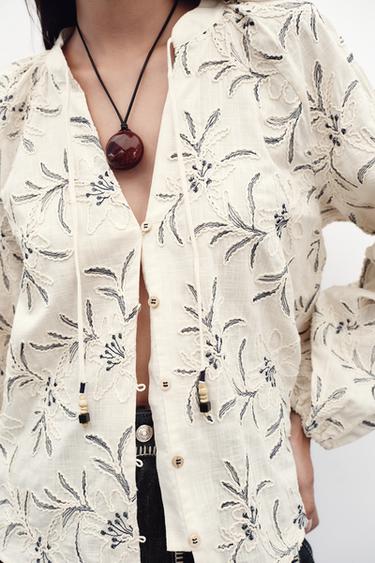 BLUSA RÚSTICA BORDADOS ESTRUCTURA - Crudo / Azul de Zara