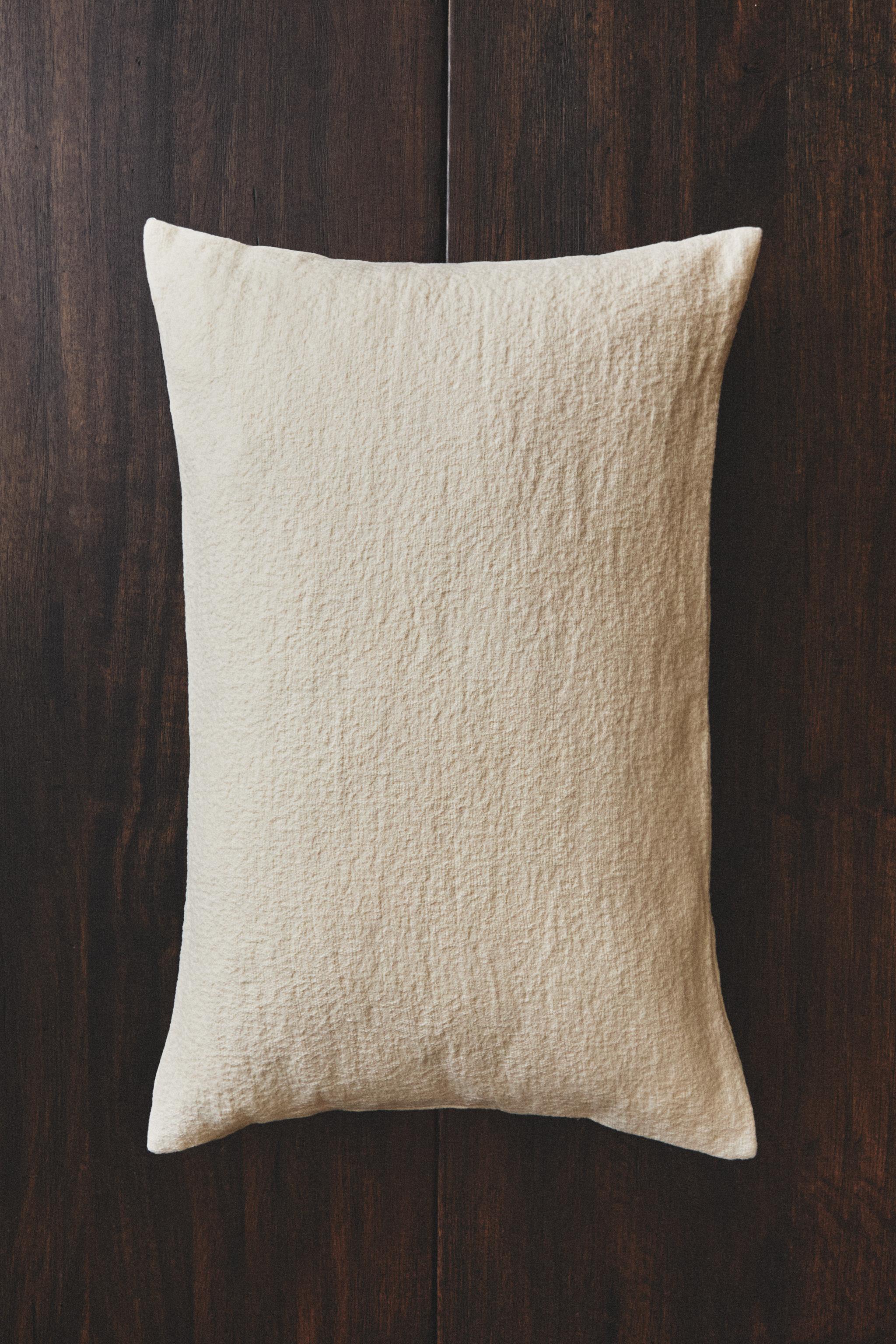 TEXTURED JACQUARD THROW PILLOW