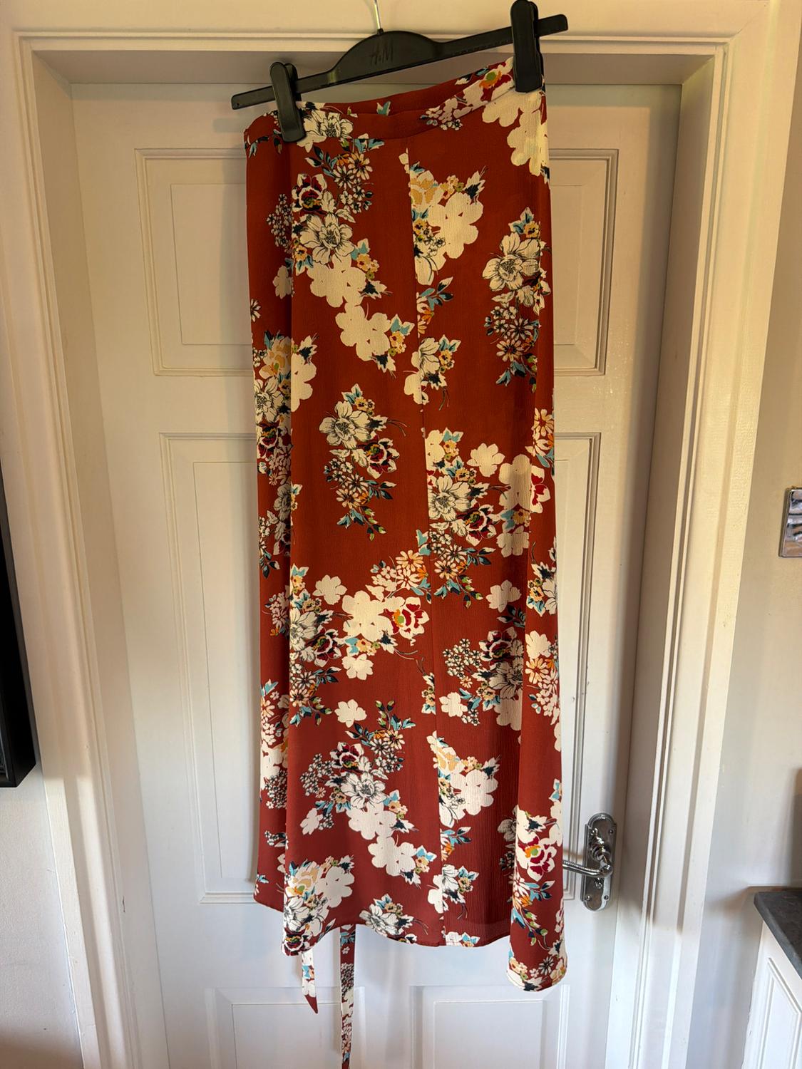 GORGEOUS WRAP AROUND BROWN FLORAL SKIRT - Image 6