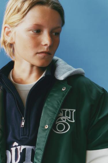 CAZADORA BOMBER NYLON TEXTO CAPUCHA DESMONTABLE - Verde de Zara