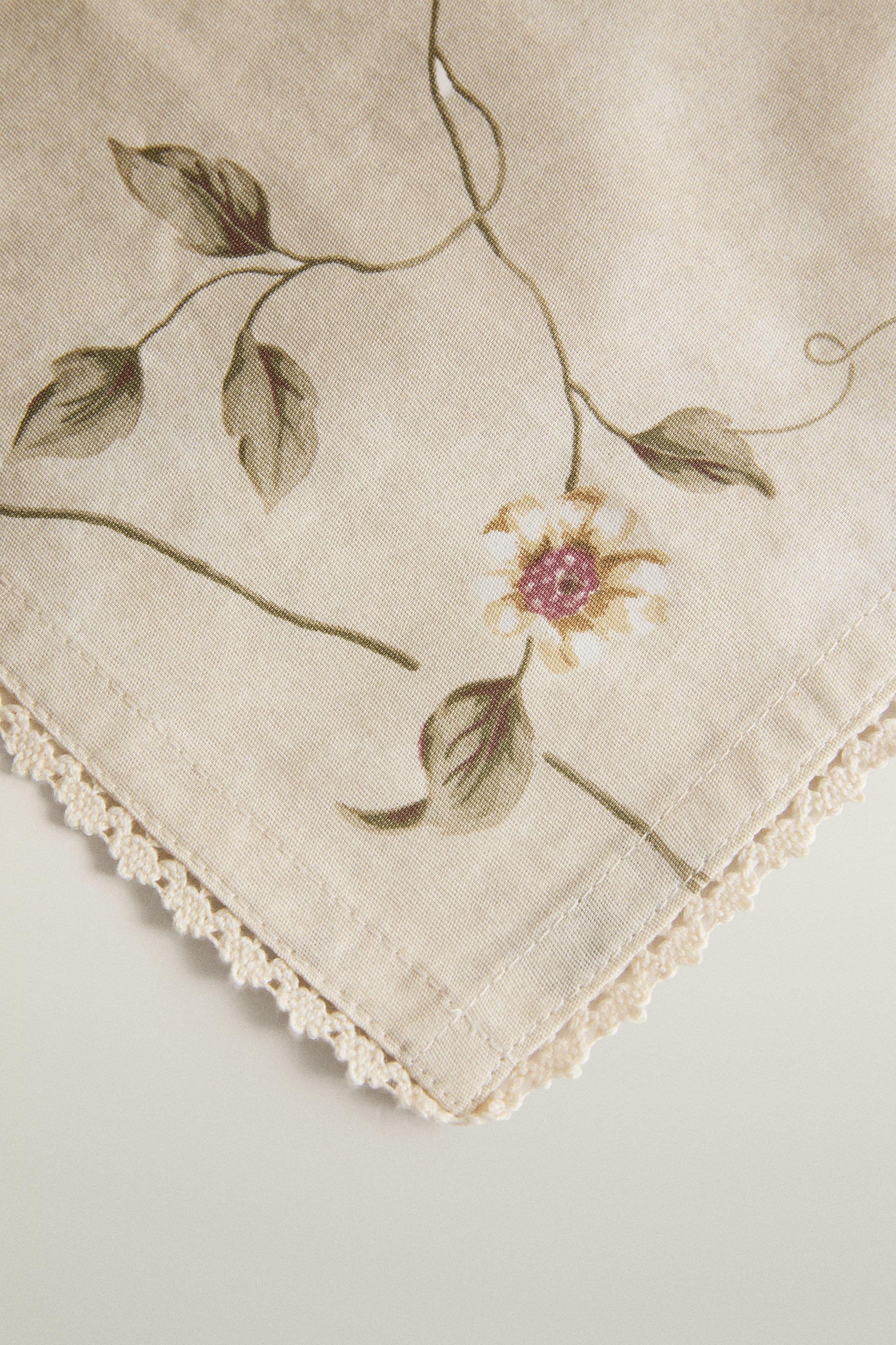 LOT DE SERVIETTES DE TABLE IMPRIMÉ FLORAL ET DENTELLE (LOT DE 2)