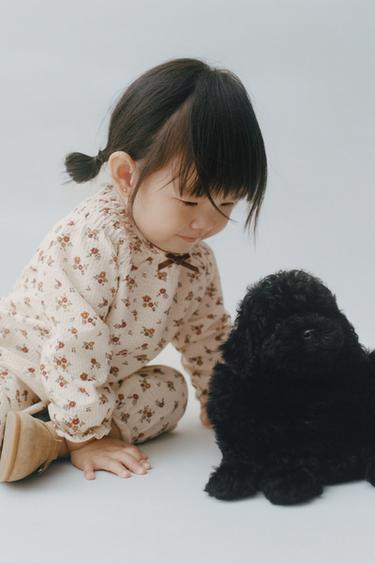 ШТАНИ З ГОФРОВАНИМ КВІТКОВИМ ПРИНТОМ - Сіровато-бежевий колір Zara