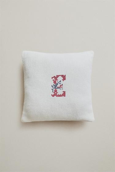 LETTER E EMBROIDERED LINEN CUSHION — Ecru 1