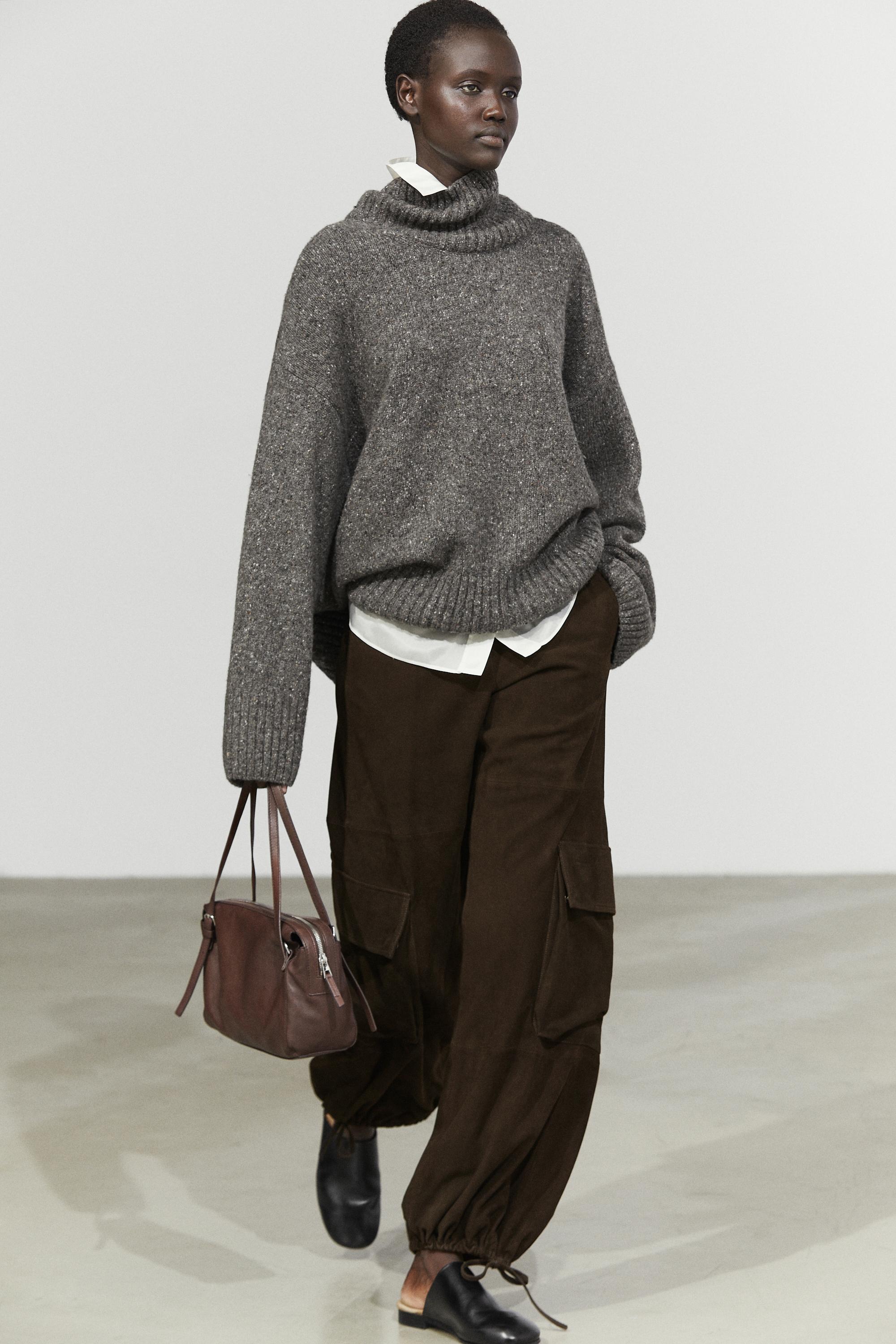 Pantalon cargo en cuir finition daim, bas capri
