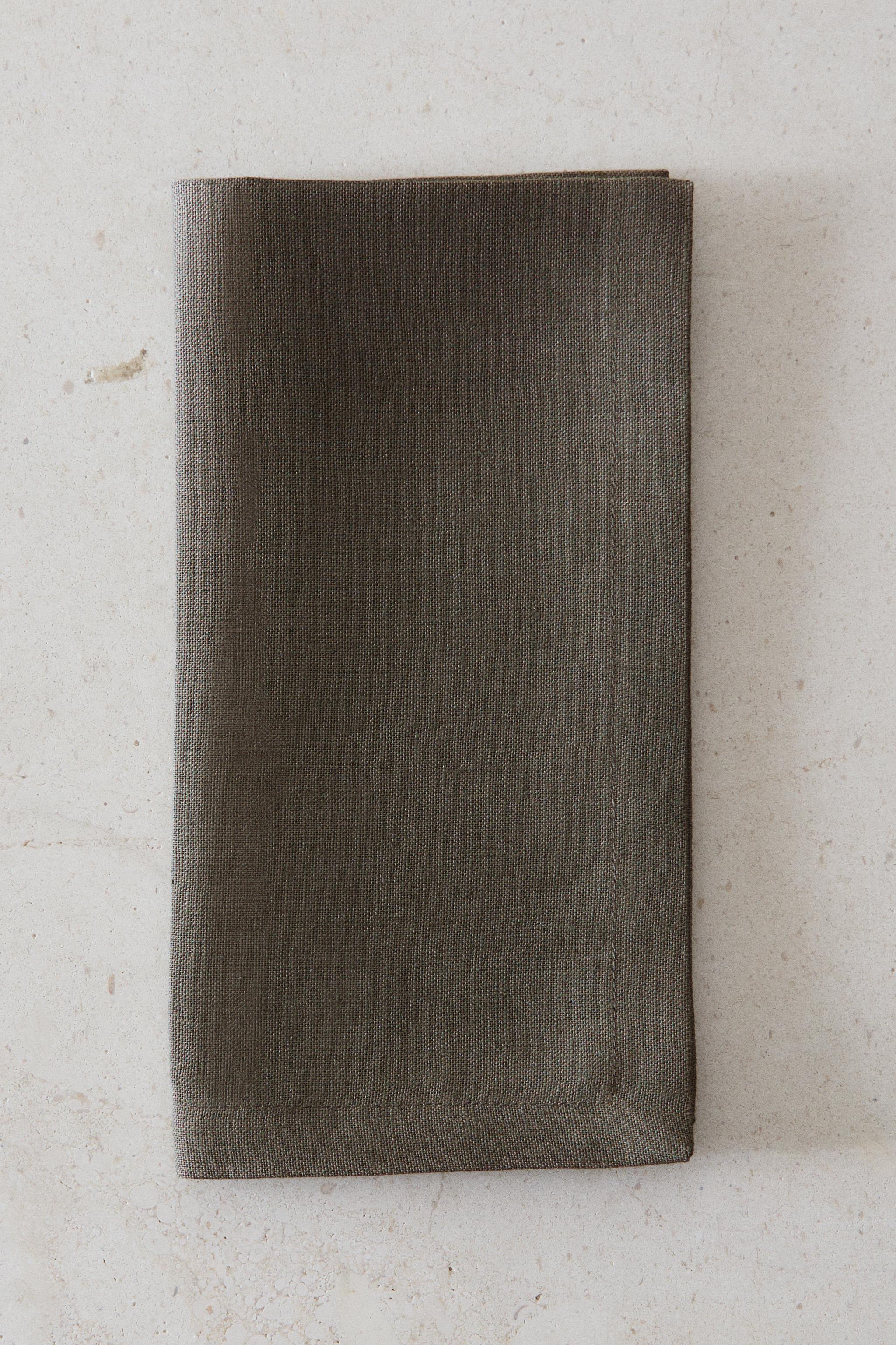 SET OF PLAIN-COLORED LINEN NAPKINS