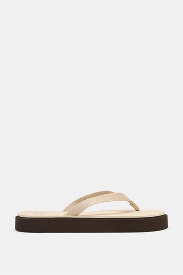 FLACHE SANDALE MIT MATERIALMIX - Sandfarbe von Zara