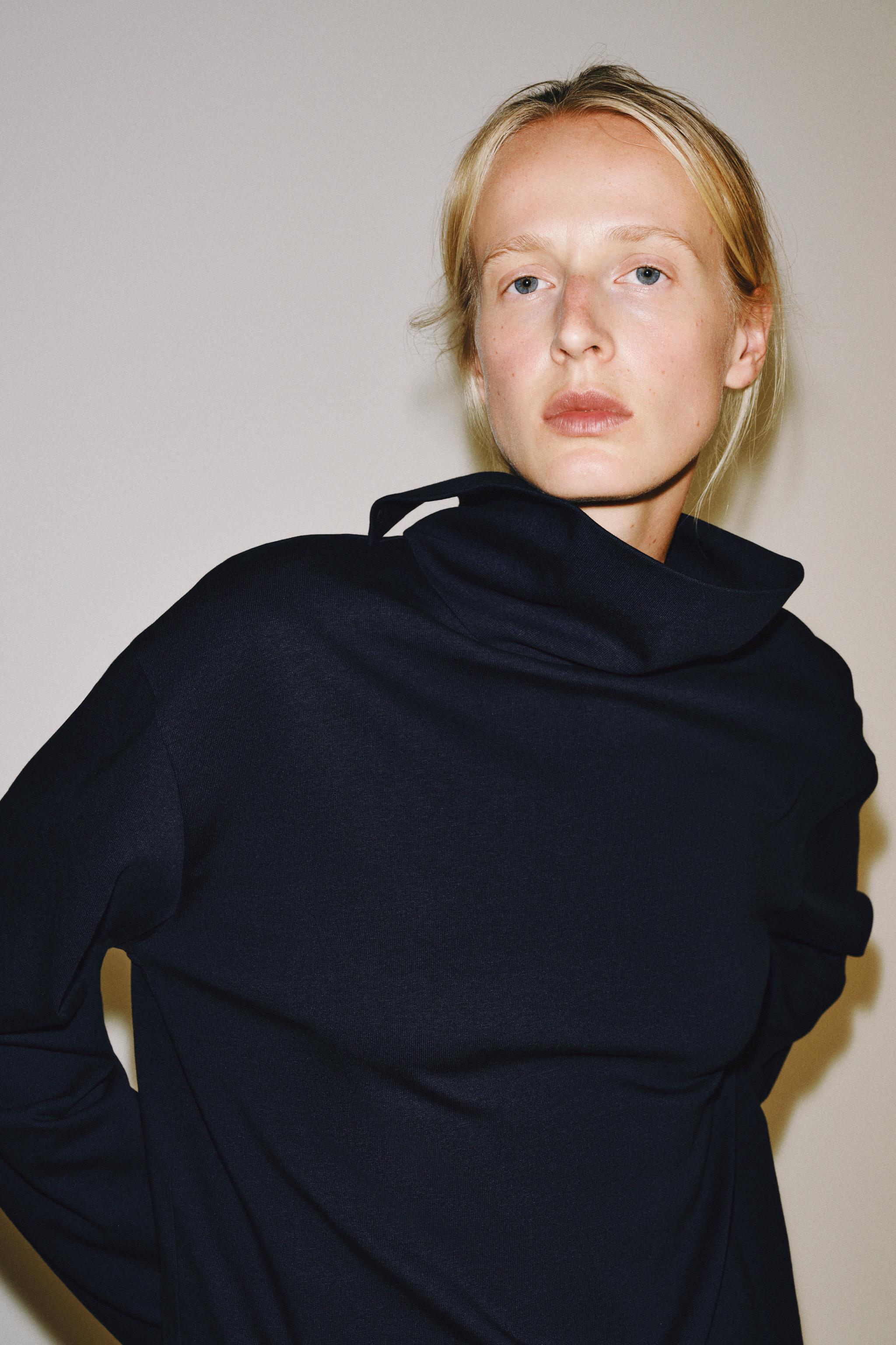 HIGH NECK SWEATSHIRT