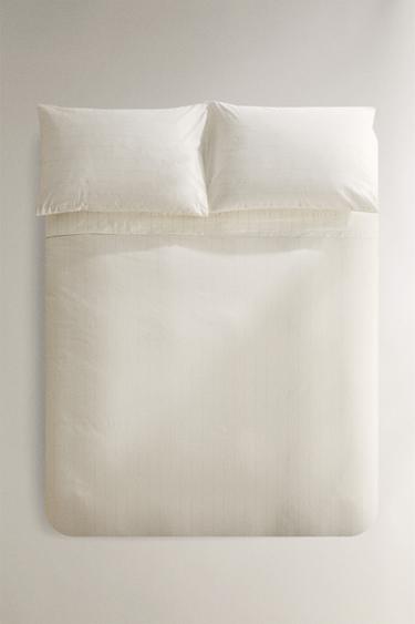 STRIPED DUVET COVER - أبيض مكسور الخاص بـ Zara