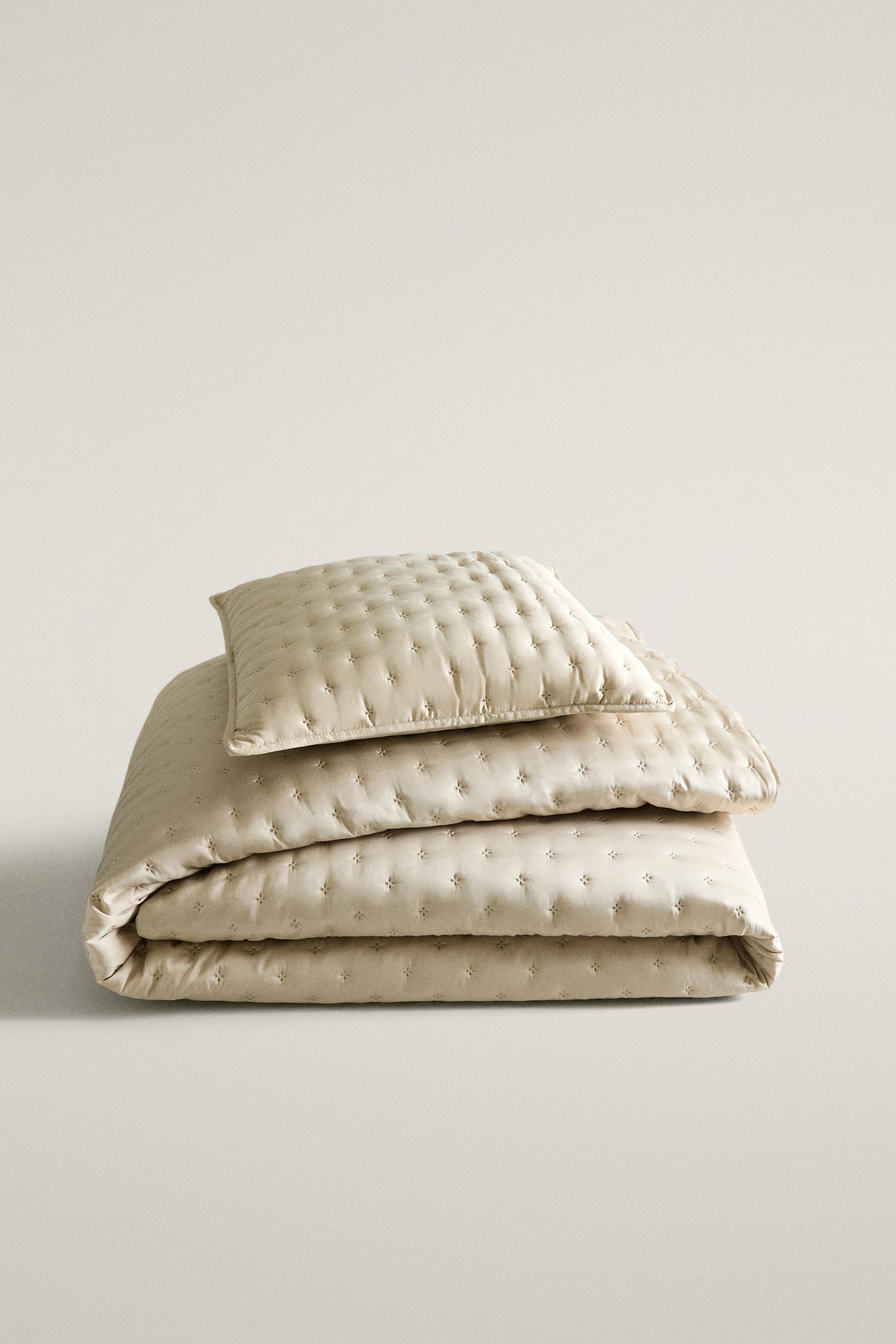 PLAIN SATEEN QUILT WITH KNOTS
