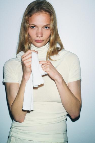 HAUT ASYMÉTRIQUE À COL ROULÉ - Blanc de Zara - Image 3