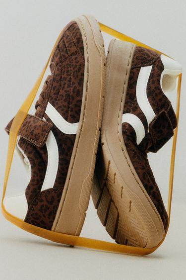 ENTRENADORES DESCALZOS CON ESTAMPADO ANIMAL