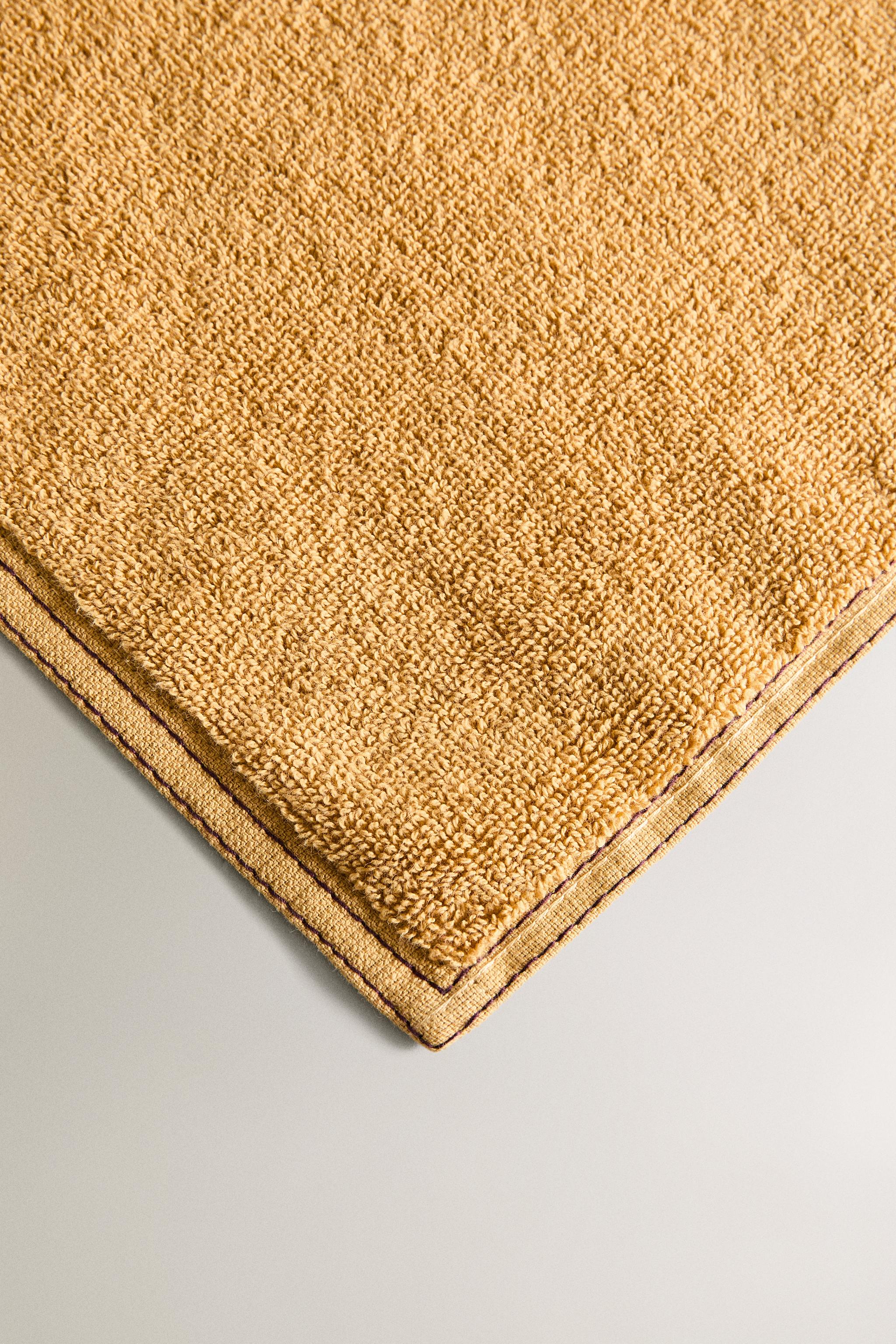 BATH TOWEL WITH DOUBLE TOPSTITCHING