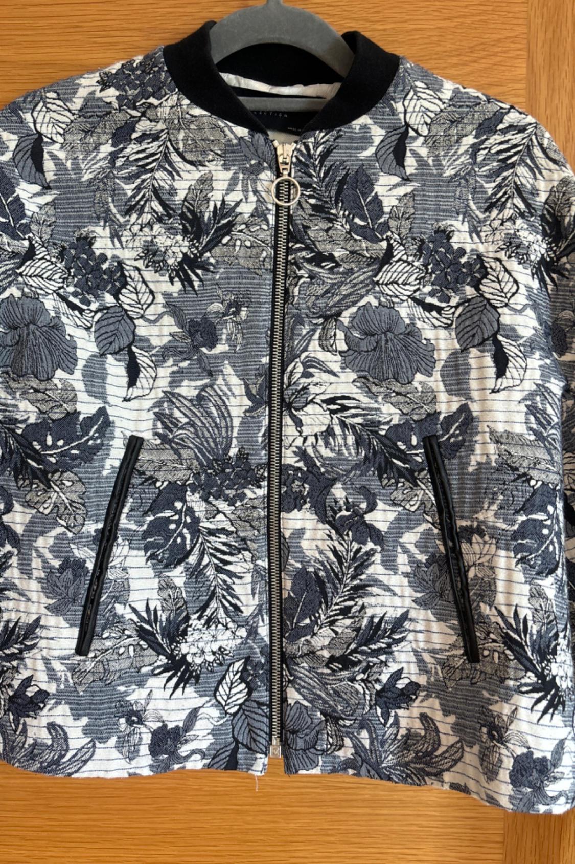 CHAQUETA ESTILO BOMBER AZUL Y BLANCO BORDADA - Image 2