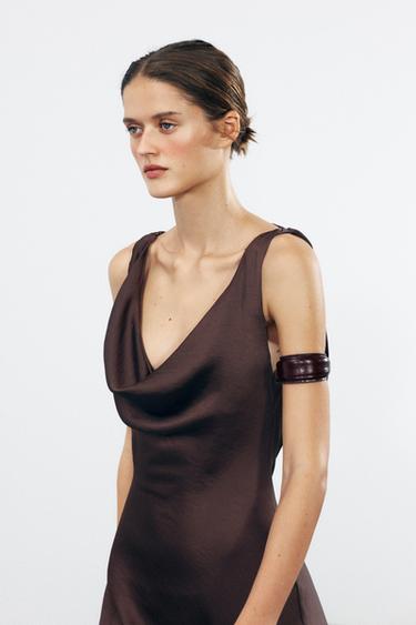 فستان طويل بمظهر ساتاني ZW COLLECTION - بني الخاص بـ Zara