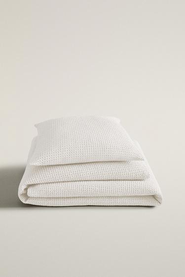 MINI WAFFLE KNIT BEDSPREAD - White by Zara