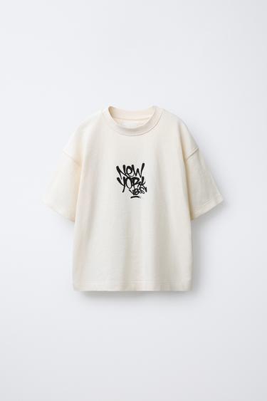 טי שירט עם טקסטורת גרפיטי - בז' של Zara