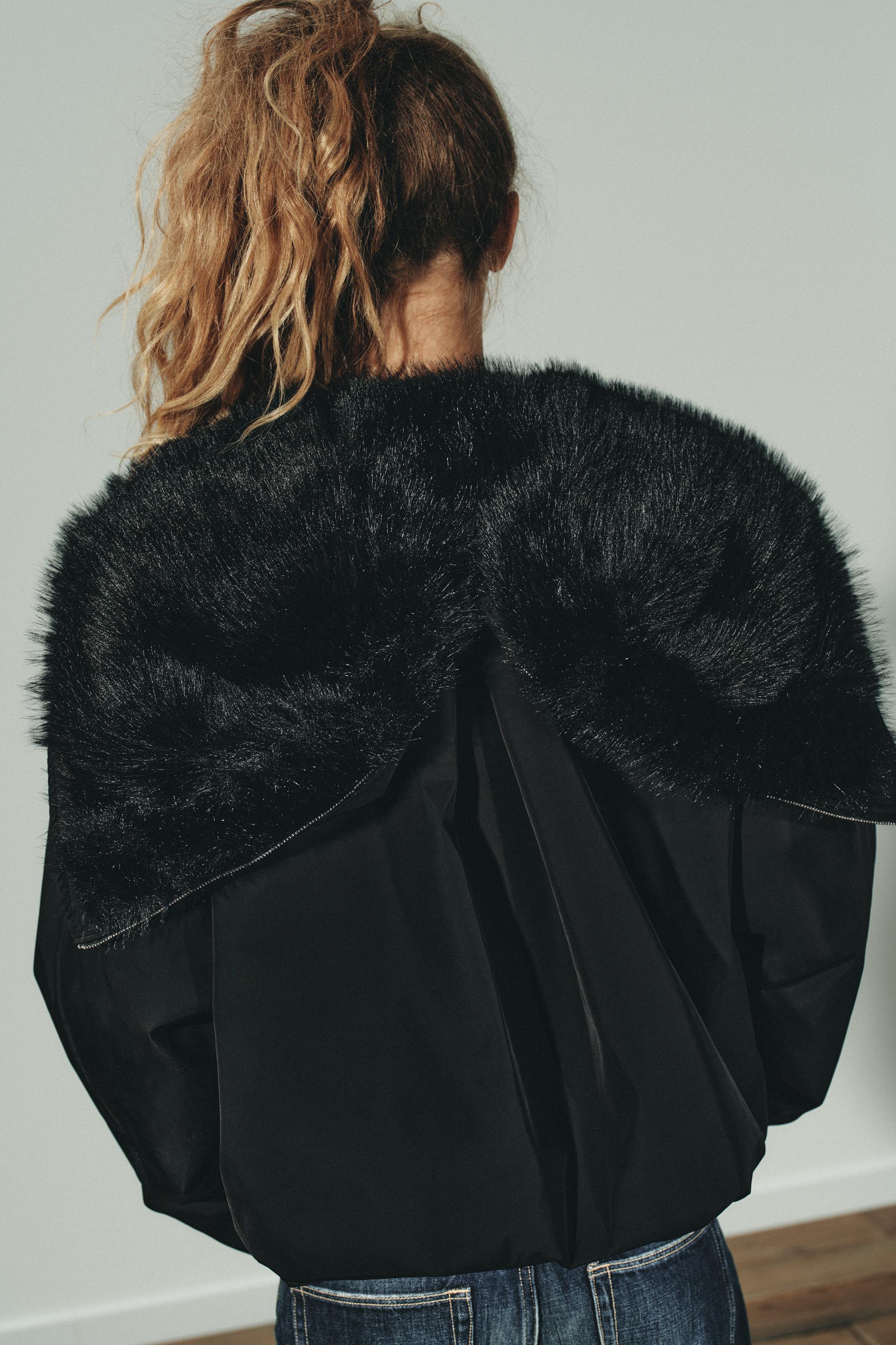 フェイクファー付きフード撥水防風パフジャケット - ブラック | ZARA