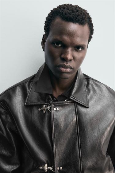 BLOUSON EN MATIÈRE SYNTHÉTIQUE AVEC ALAMARS - Noir de Zara - Image 5