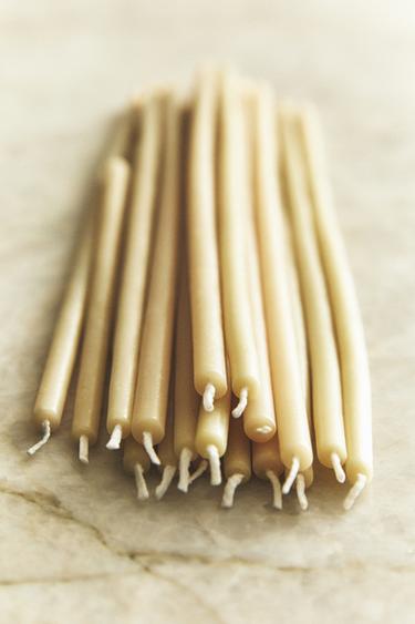 PACK VELAS FINAS DECORATIVAS CILINDRO (PACK DE 10) - Crudo de Zara
