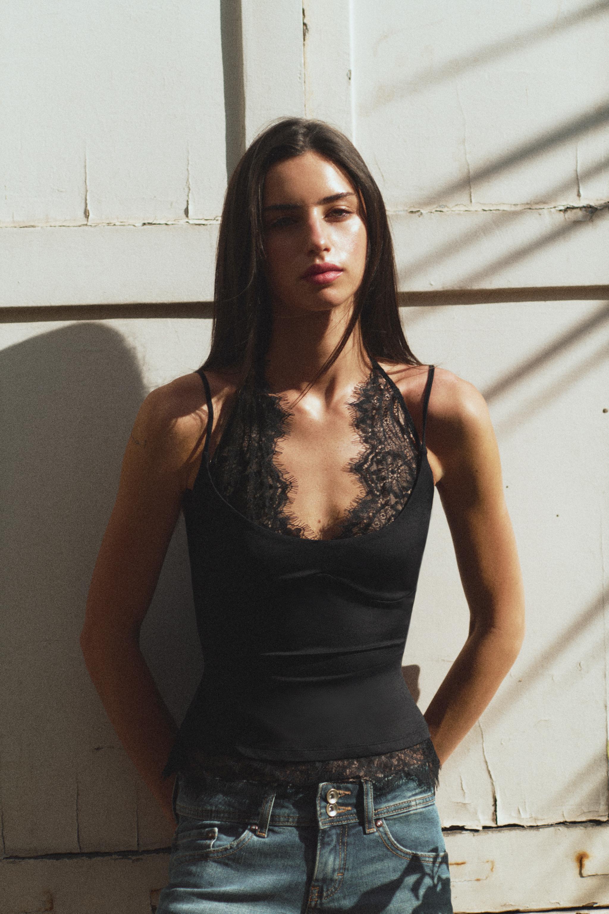 CONTRAST LACE HALTER TOP — Black