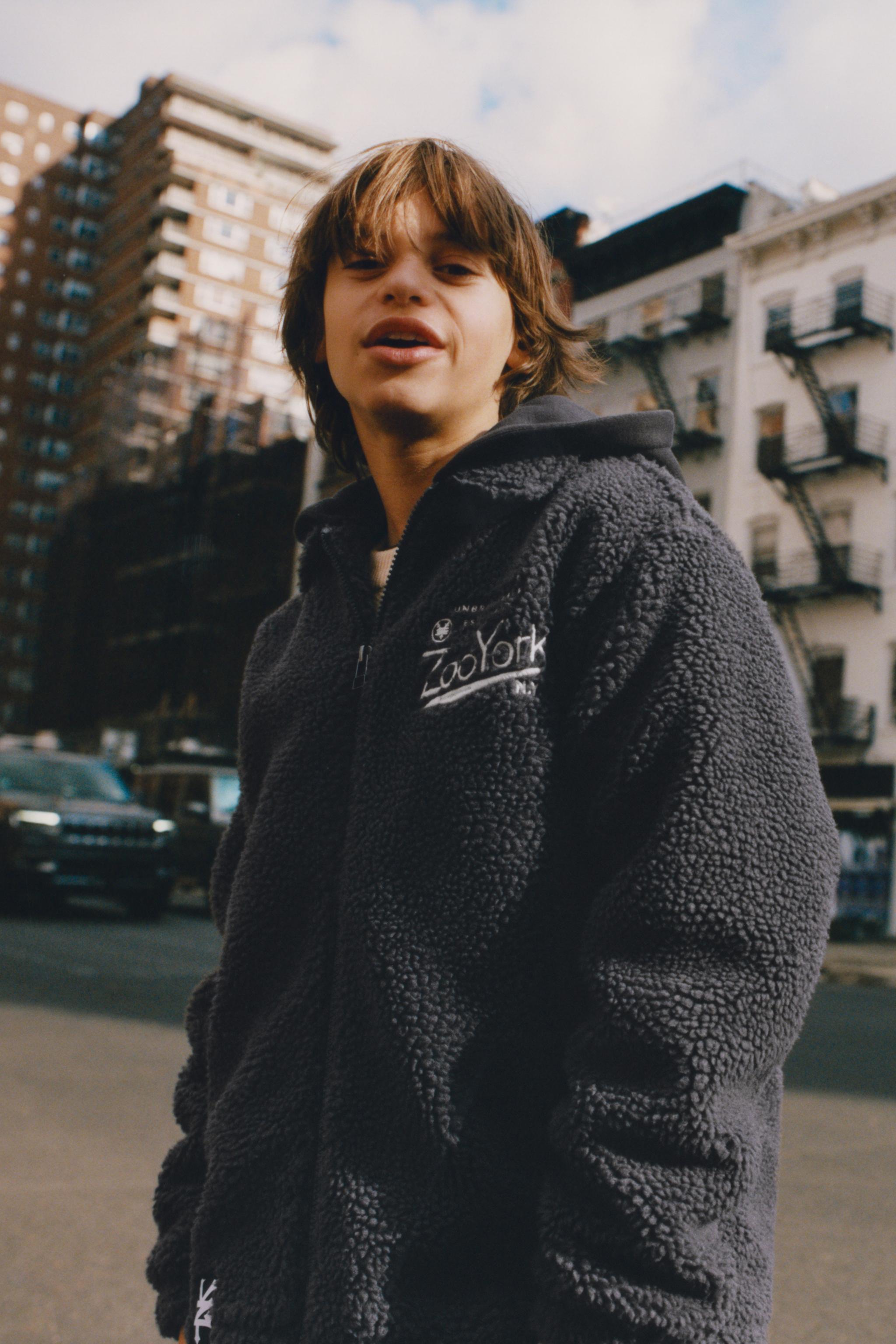 SURCHEMISE EFFET MOUTON À CAPUCHE AMOVIBLE BRODÉE ZOO YORK® X ZARA