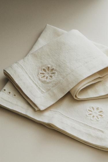PAKKE MED SERVIETTER MED HULMØNSTERBRODERI (PAKKE MED 2) - Hvid fra Zara