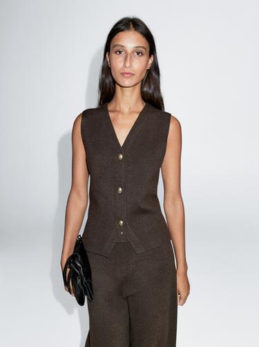 Chaleco punto botones dorados - Marrón de Zara