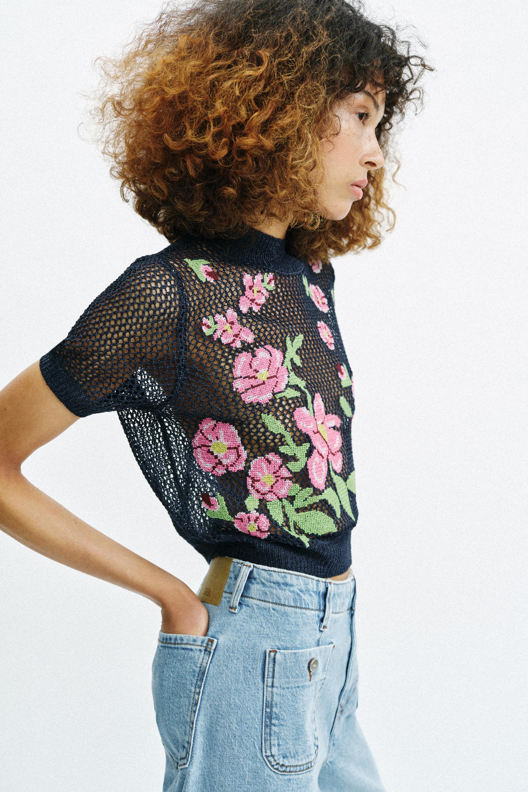 FLORAL EMBROIDERED KNIT TOP