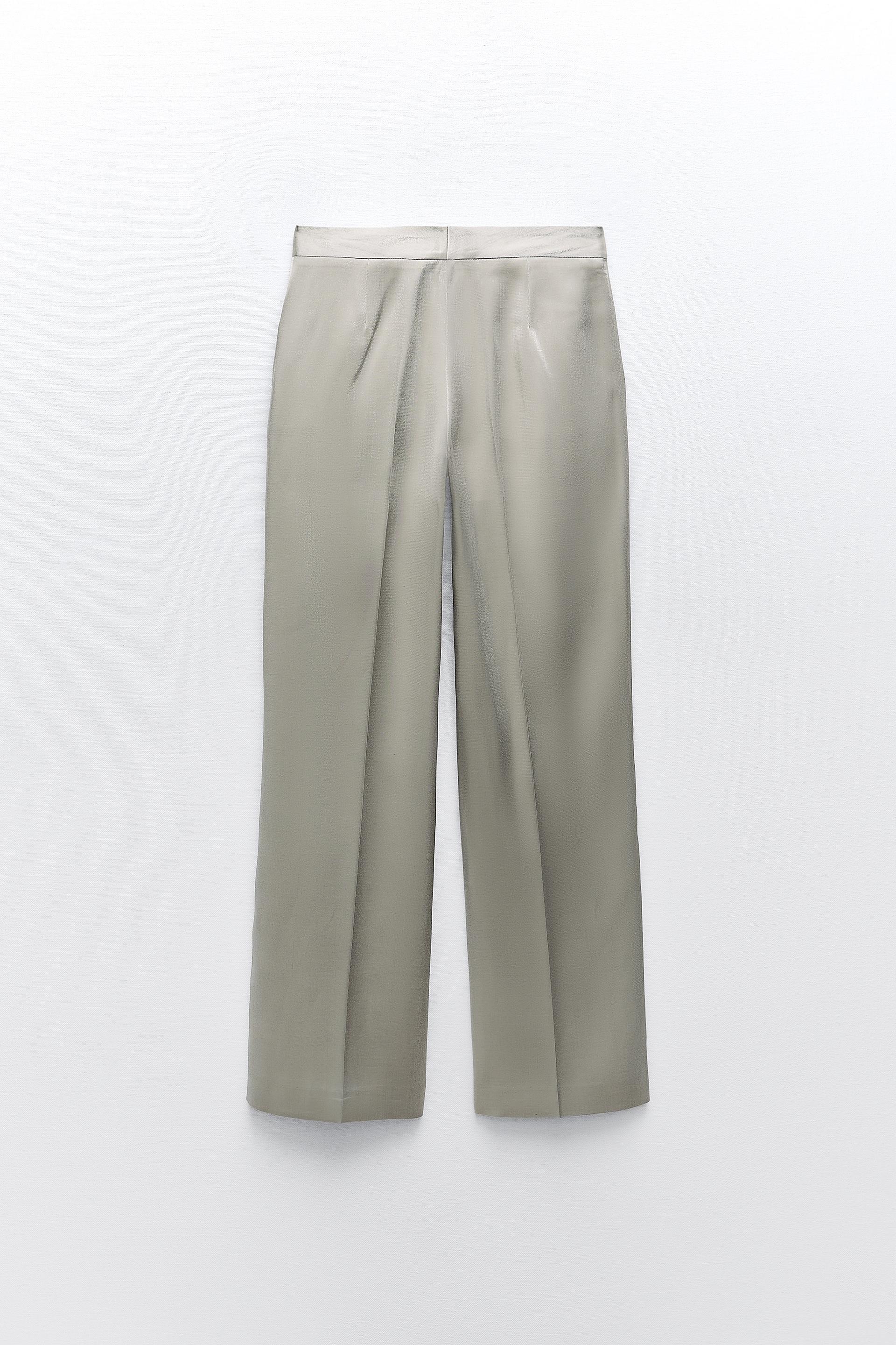 Este es el pantalón metalizado de Zara que triunfa entre las