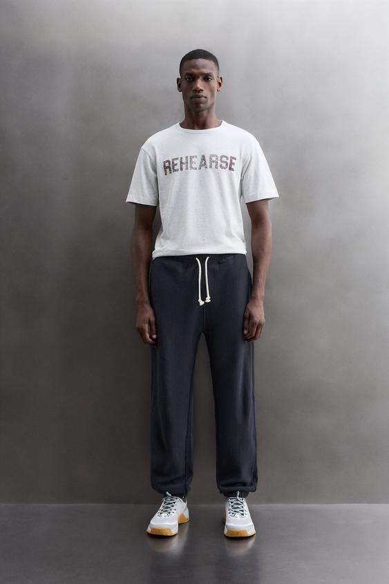 CAMISETA TEXTO ESTAMPADO - Gris vigoré de Zara - Imagen 0