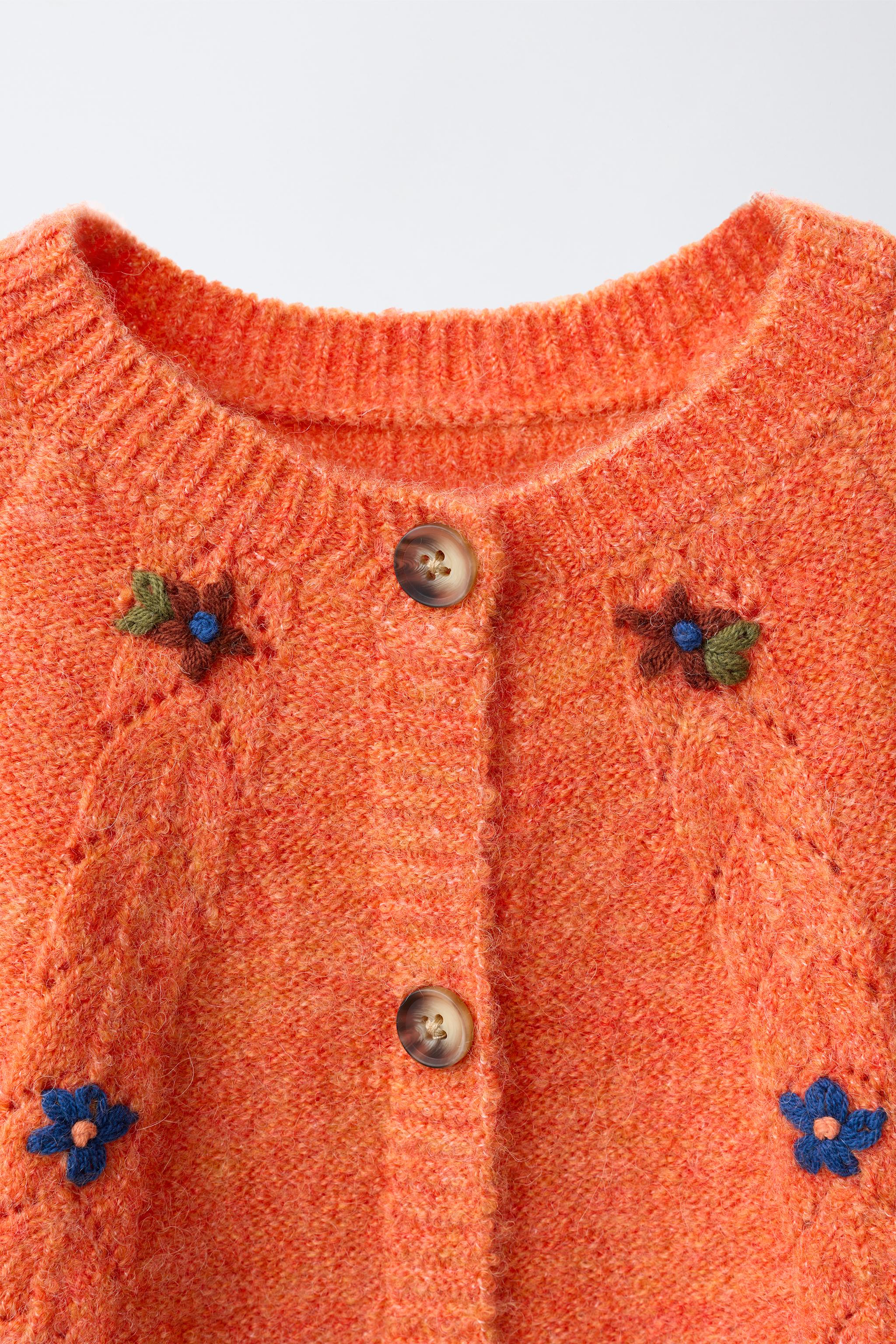 GILET EN MAILLE FLEURS BRODÉES AVEC LAINE