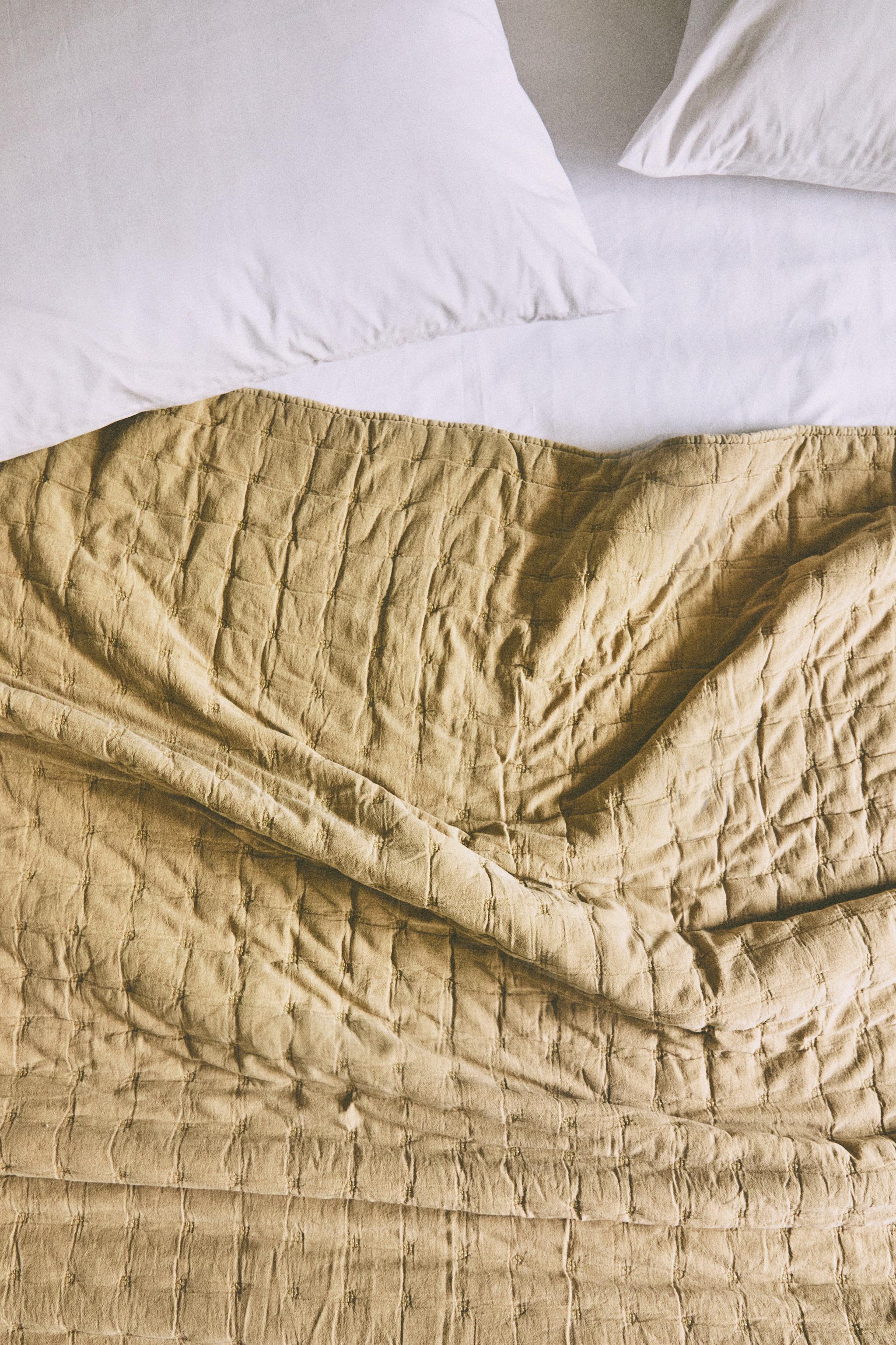 EMBROIDERED COTTON QUILT