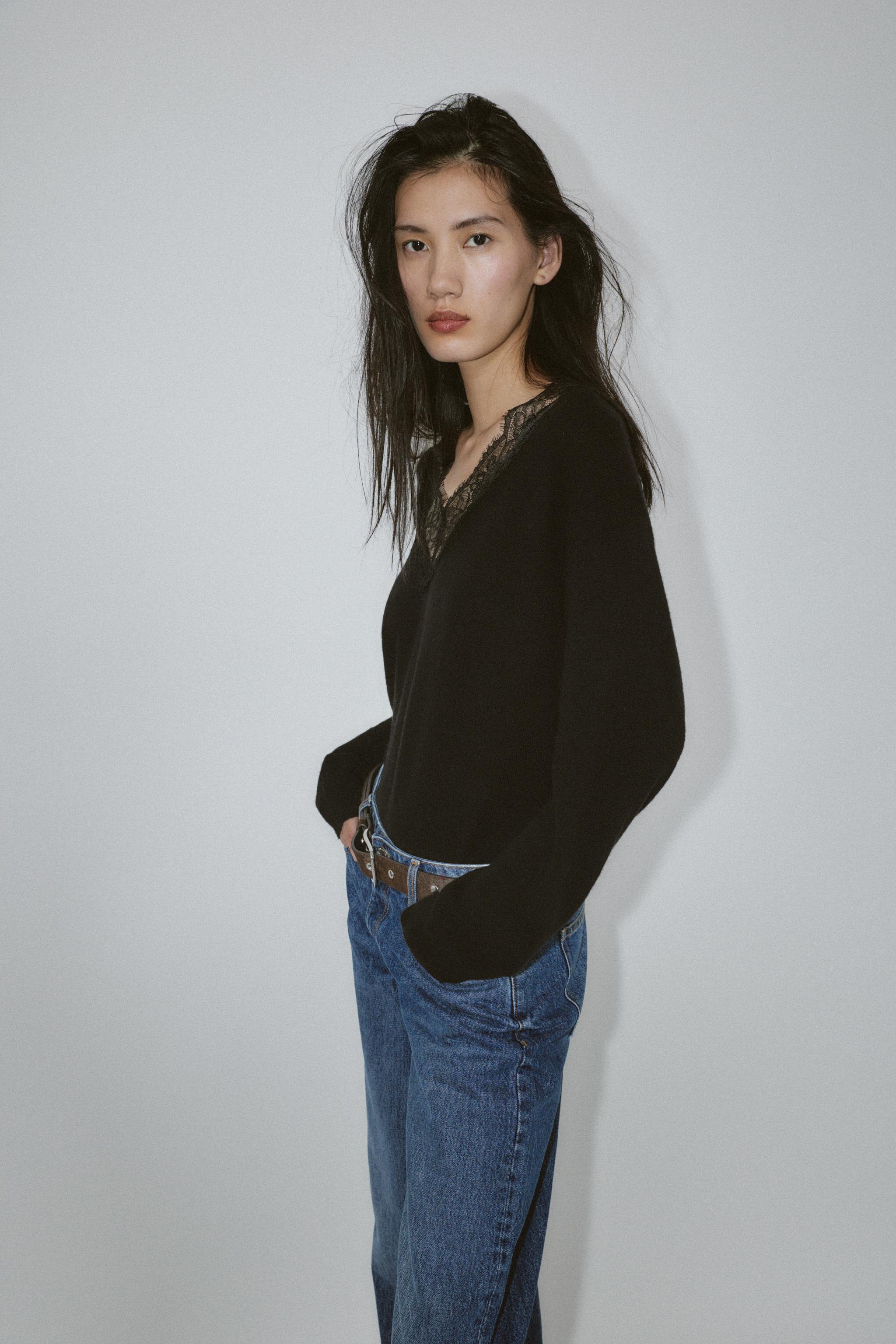 PULL EN MAILLE AVEC DENTELLE