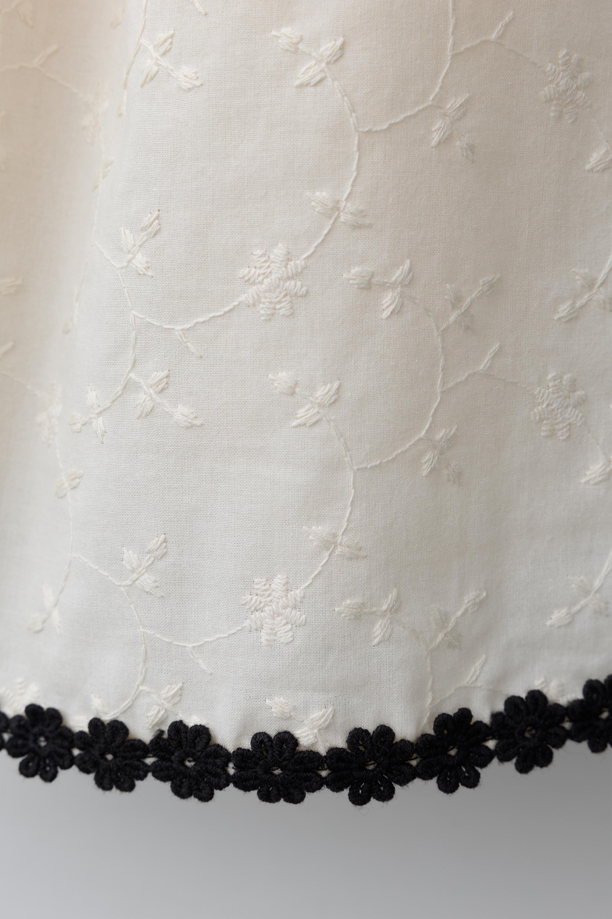 ROBE BRODERIES CONTRASTE