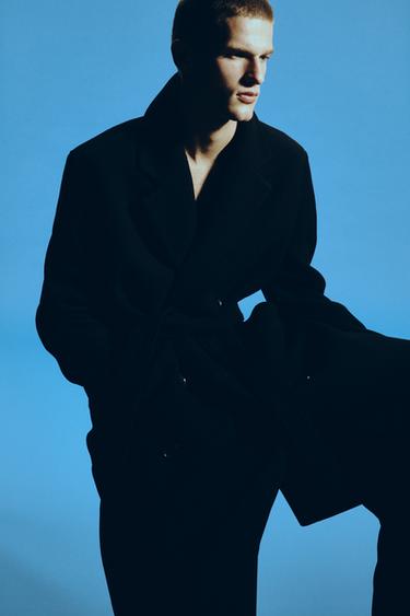 VLNĚNÝ KABÁT S PÁSKEM A DVOUŘADÝM ZAPÍNÁNÍM - Černá od Zara