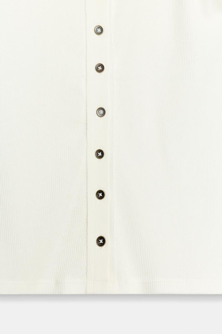 Camiseta con botonadura 8