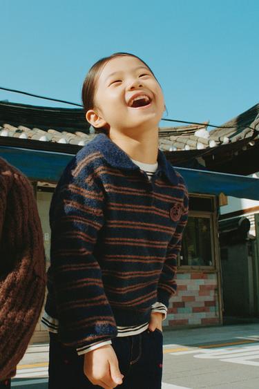 Zara PLETENI PULOVER NA PRUGE S KUKIČANIM MEDVJEDIĆEM – Plava