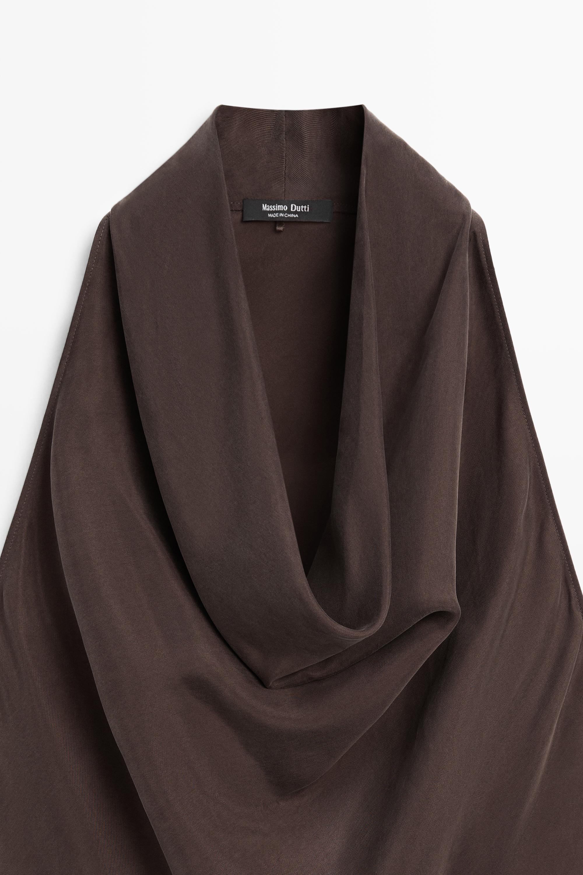 Robe longue à encolure drapée