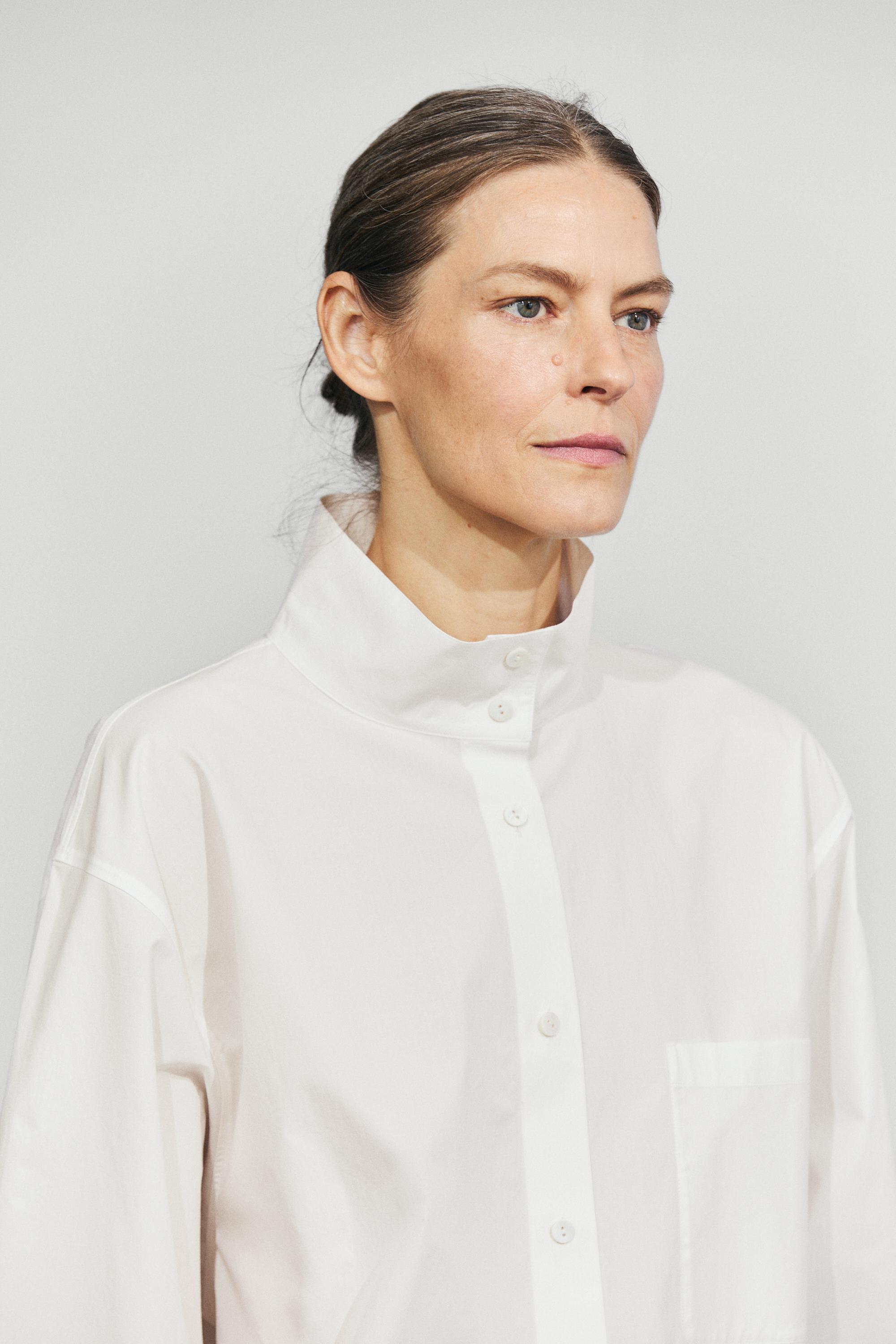 Chemise en popeline à col montant, poche daim