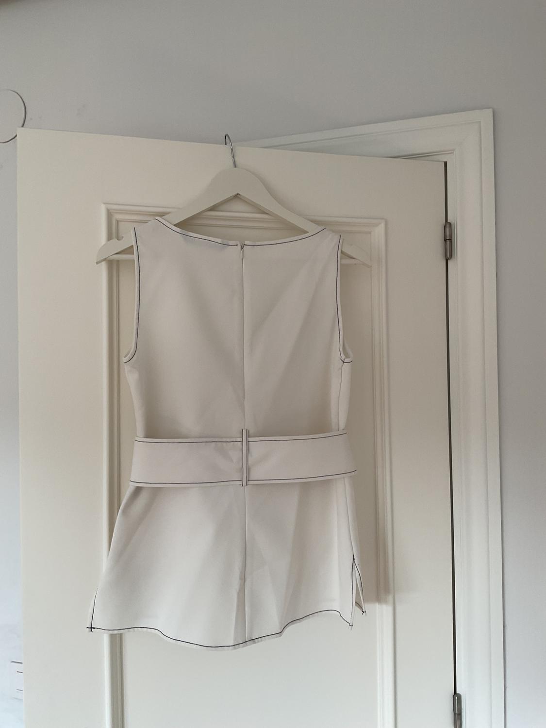 TOP WITH BELT AND TOPSTITCHING - Image 3