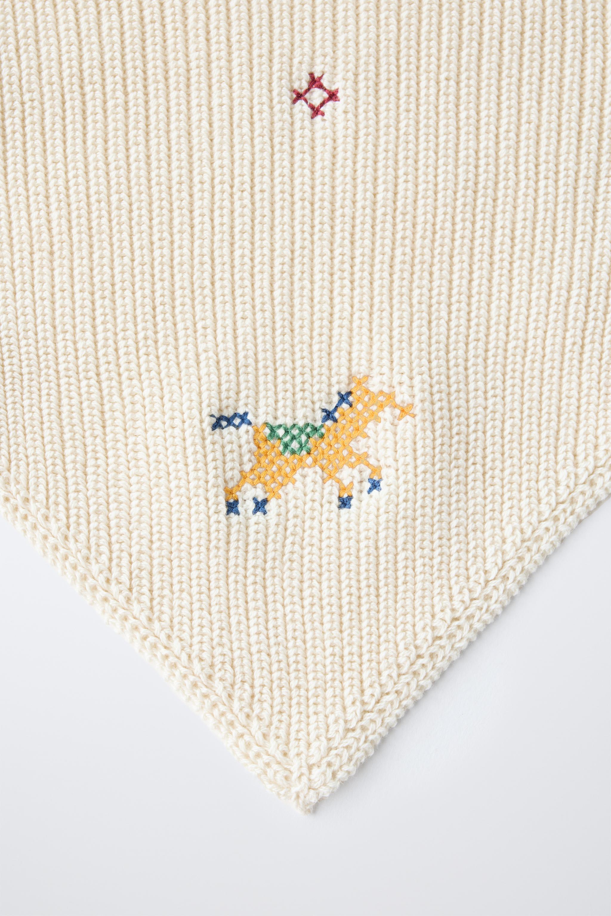 KNIT BANDANA WITH CROSS-STITCH DETAILS