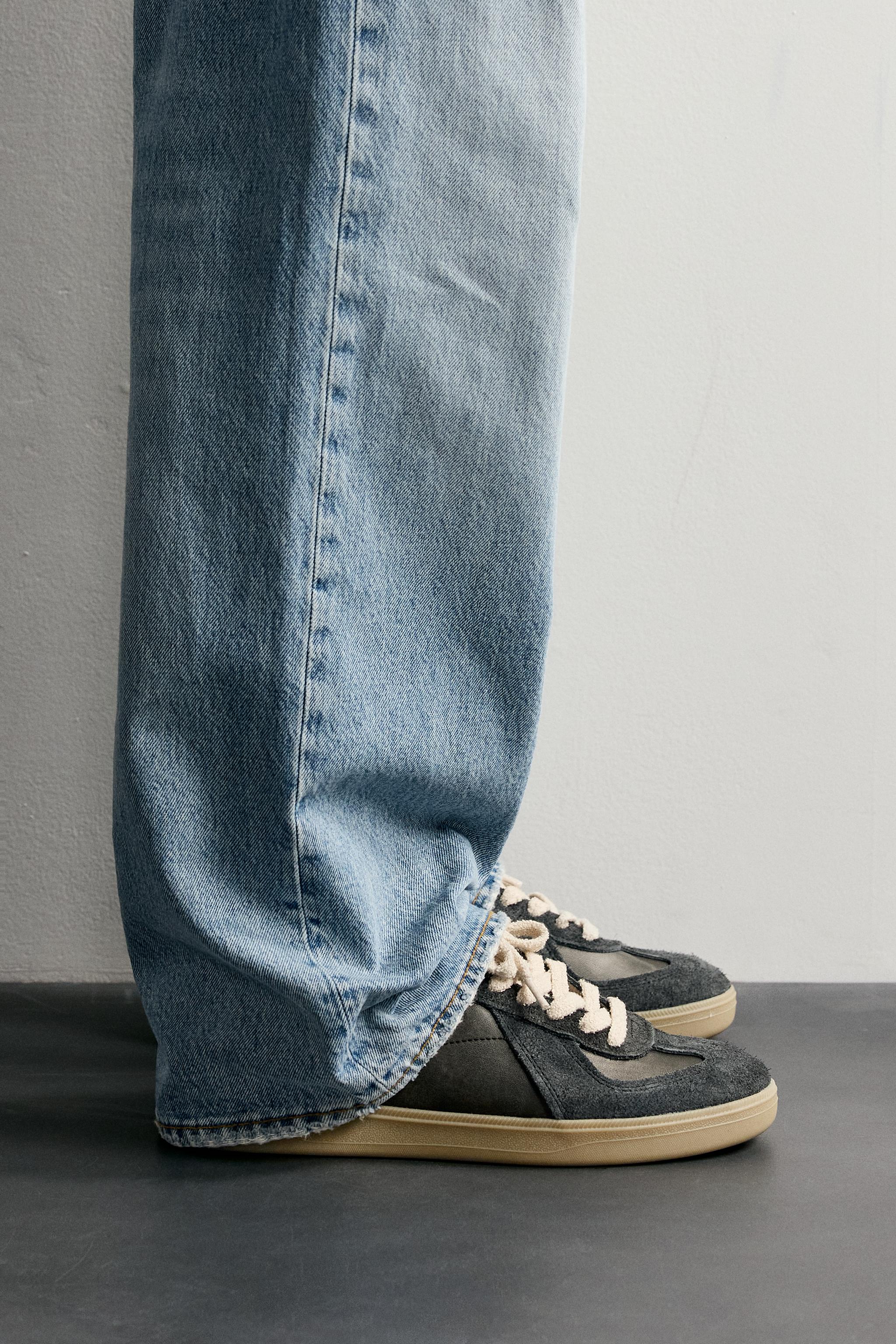 RETRO STYLE SNEAKERS