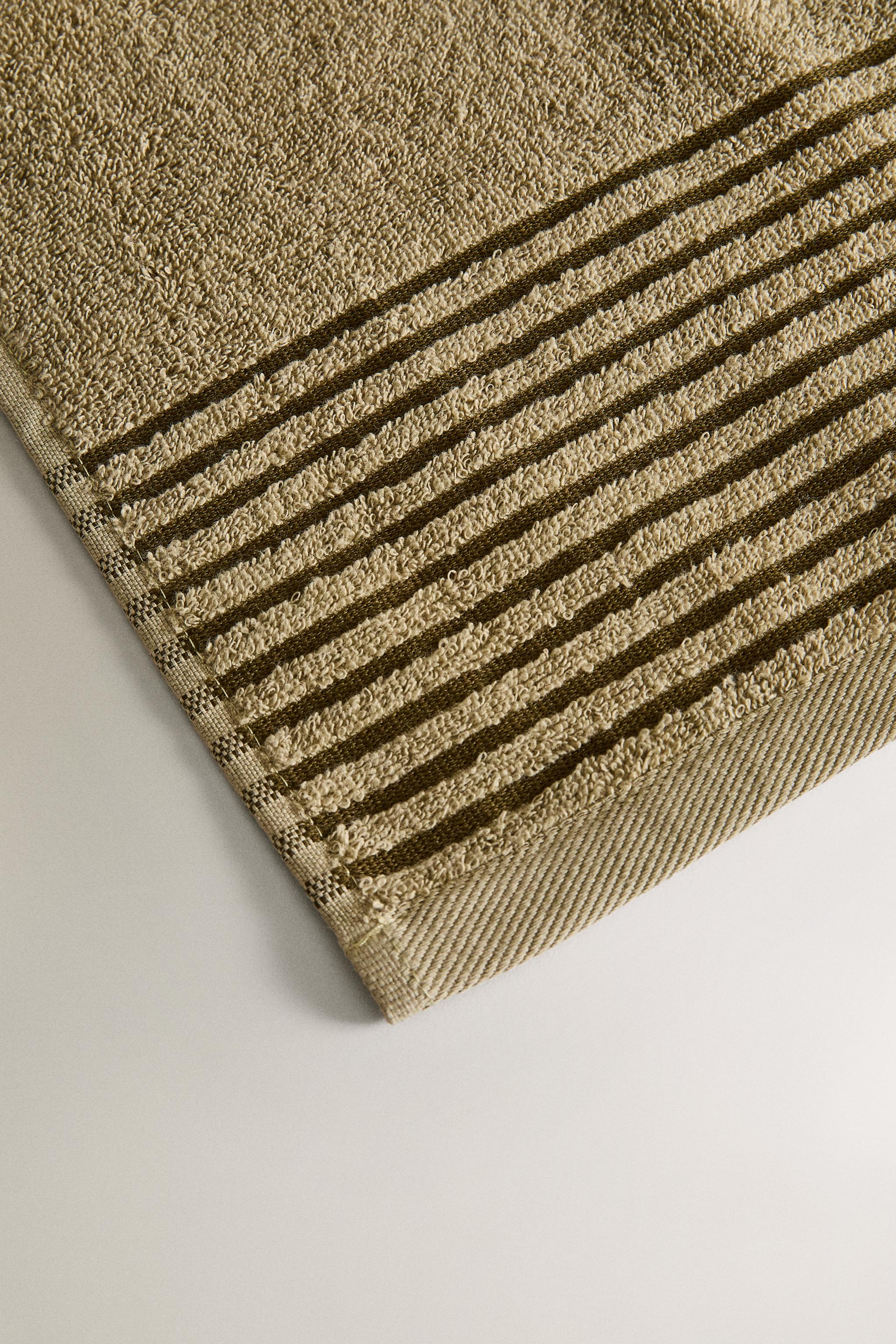 SERVIETTE DE BAIN FRISE CONTRASTANTE