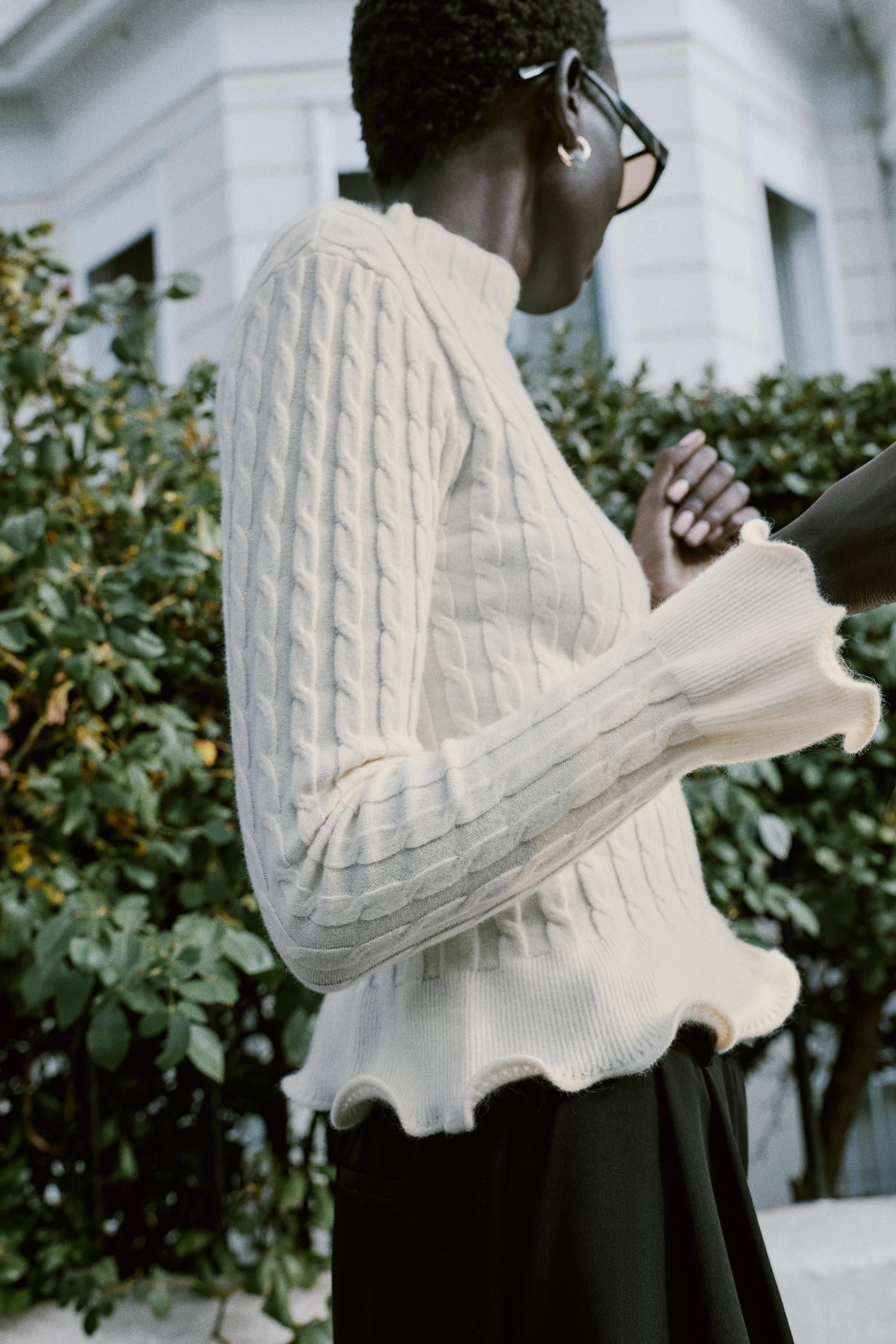 PULL EN MAILLE TORSADÉE À VOLANTS